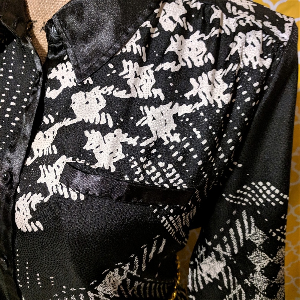 GUESS B&W shirt dress w/ gold chain belt